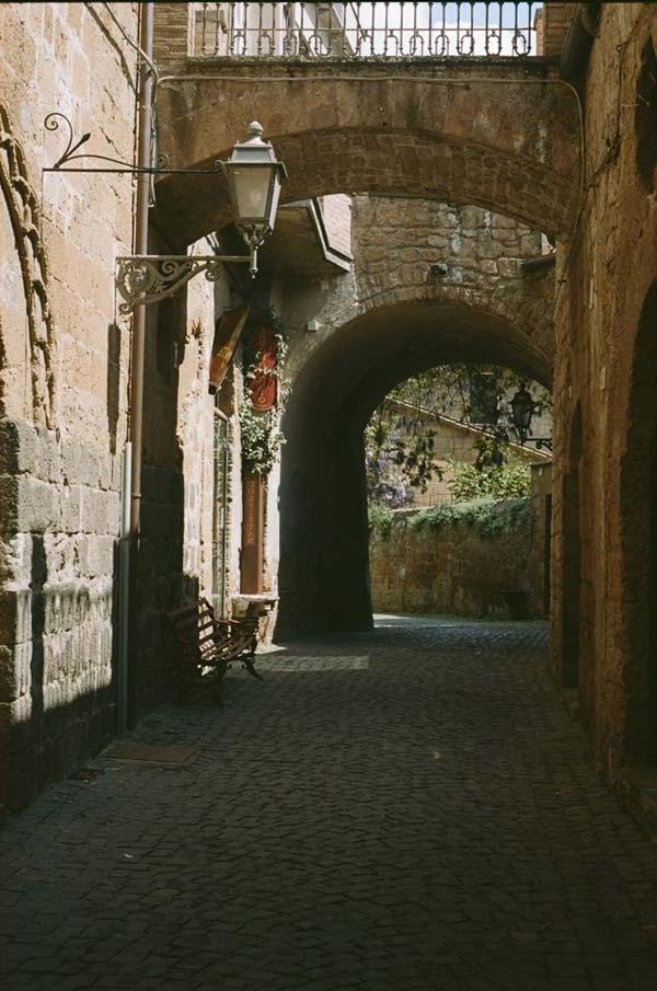 意大利的棕色拱门和鹅卵石人行道